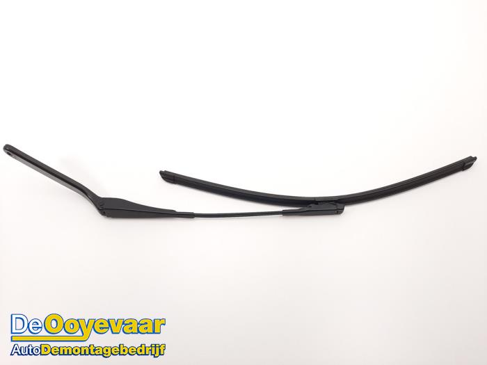 Front wiper arm from a BMW X1 (E84) sDrive 18d 2.0 16V 2012