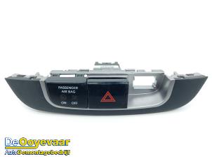 Gebrauchte Panikbeleuchtung Schalter Hyundai iX35 (LM) 1.6 GDI 16V Preis € 14,98 Margenregelung angeboten von Autodemontagebedrijf De Ooyevaar