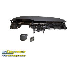 Usagé Airbag set + dashboard Landrover Range Rover Velar (LY) 2.0 16V P250 AWD Prix € 1.999,99 Règlement à la marge proposé par Autodemontagebedrijf De Ooyevaar