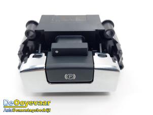 Usagé Commutateur frein à main Landrover Range Rover Velar (LY) 2.0 16V P250 AWD Prix € 29,99 Règlement à la marge proposé par Autodemontagebedrijf De Ooyevaar
