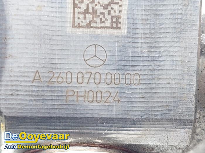 Hochdruckpumpe van een Mercedes-Benz CLA Shooting Brake (118.6) 2.0 CLA-250 Turbo 16V 2020