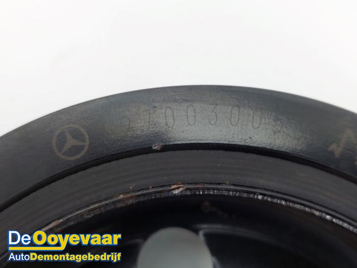 Polea de cigüeñal de un Mercedes-Benz CLA Shooting Brake (118.6) 2.0 CLA-250 Turbo 16V 2020