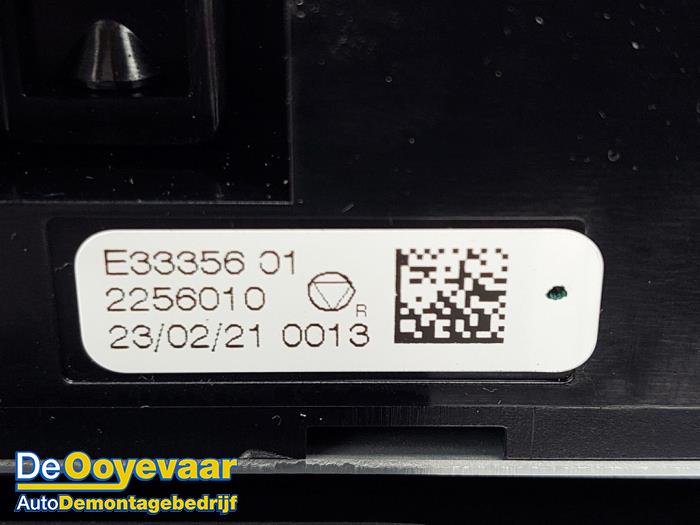 Ecran Gps d'un Renault Megane IV Estate (RFBK) 1.3 TCE 160 16V 2021