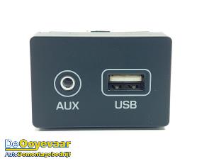 Używane Zlacze AUX/USB Hyundai i20 (GBB) 1.4i 16V Cena € 19,98 Procedura marży oferowane przez Autodemontagebedrijf De Ooyevaar