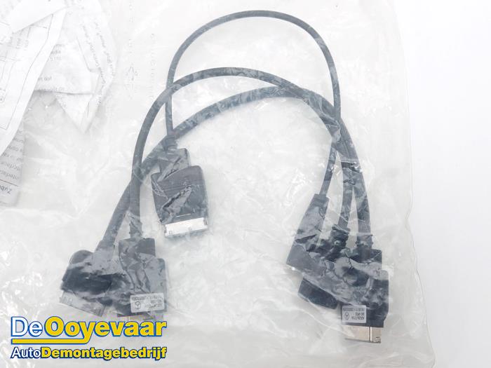 Wtyczka USB z Mercedes-Benz A (W176) 1.6 A-200 16V 2012