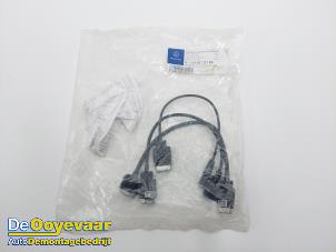 Gebrauchte USB-Stecker Mercedes A (W176) 1.6 A-200 16V Preis € 49,99 Margenregelung angeboten von Autodemontagebedrijf De Ooyevaar