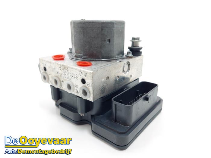 Usagé Pompe ABS Mercedes A (W176) 1.6 A-200 16V Prix € 14,99 Règlement à la marge proposé par Autodemontagebedrijf De Ooyevaar