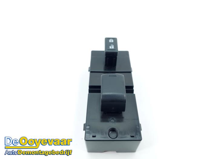 Usados Interruptor de ventanilla eléctrica Nissan Cube (Z12) 1.6 16V Precio € 5,00 Norma de margen ofrecido por Autodemontagebedrijf De Ooyevaar