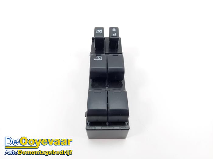 Usados Interruptor de ventanilla eléctrica Nissan Cube (Z12) 1.6 16V Precio € 15,00 Norma de margen ofrecido por Autodemontagebedrijf De Ooyevaar
