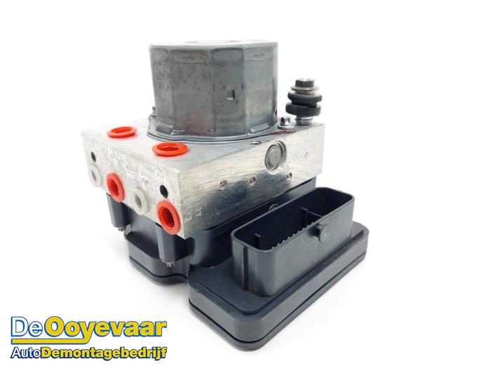 Begagnade ABS-pump Opel Corsa E 1.3 CDTi 16V ecoFLEX Pris € 29,99 Marginaltabell erbjuds av Autodemontagebedrijf De Ooyevaar
