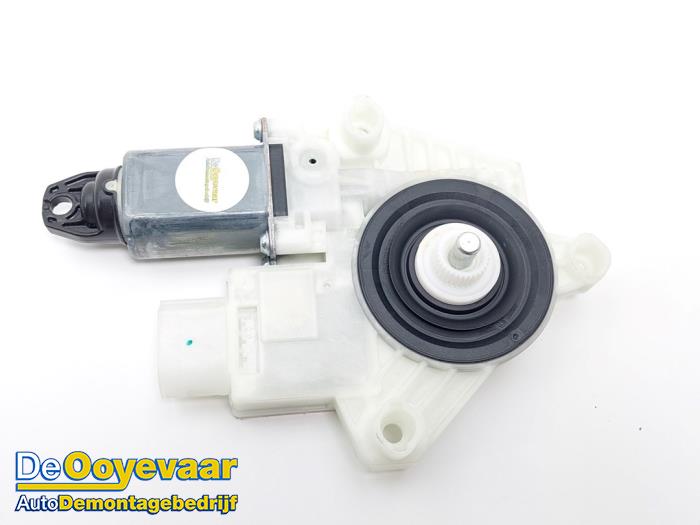 Door window motor from a BMW 5 serie (G30) M550i xDrive 4.4 V8 32V TwinPower Turbo 2017