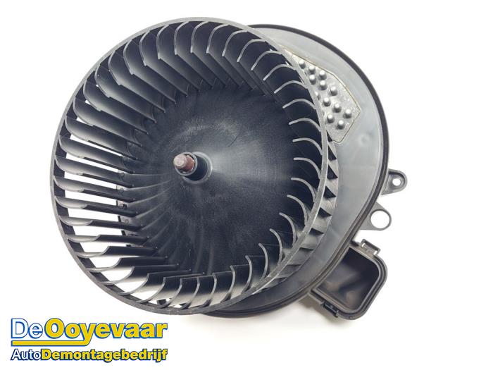Heating and ventilation fan motor from a BMW 1 serie (F21) 116i 1.6 16V 2013