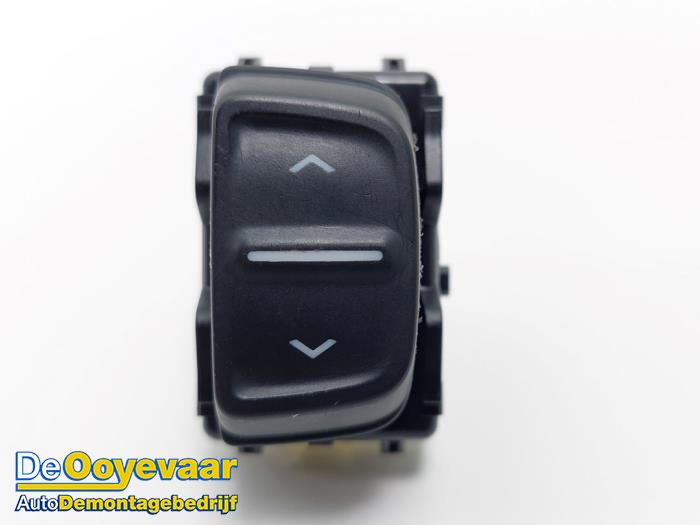 Usados Interruptor de ventanilla eléctrica Dacia Logan MCV II/III/Sandero Wagon 0.9 TCE 12V Precio € 5,00 Norma de margen ofrecido por Autodemontagebedrijf De Ooyevaar