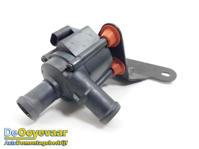 Begagnade Extra vattenpump Porsche Macan (95B) 3.0 S Diesel V6 24V Pris € 15,00 Marginaltabell erbjuds av Autodemontagebedrijf De Ooyevaar
