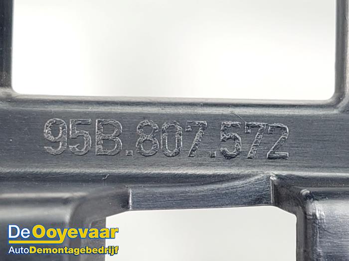 Rear bumper bracket, right from a Porsche Macan (95B) 3.0 S Diesel V6 24V 2015