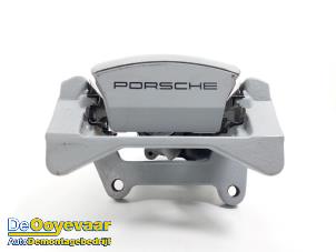 Usagé Etrier de frein (pince) arrière gauche Porsche Macan (95B) 3.0 S Diesel V6 24V Prix € 174,99 Règlement à la marge proposé par Autodemontagebedrijf De Ooyevaar