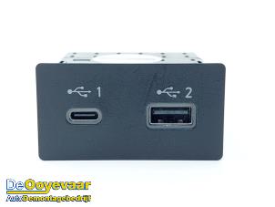 Używane Zlacze AUX/USB Lynk &amp; Co 01 1.5 PHEV Cena € 59,99 Procedura marży oferowane przez Autodemontagebedrijf De Ooyevaar
