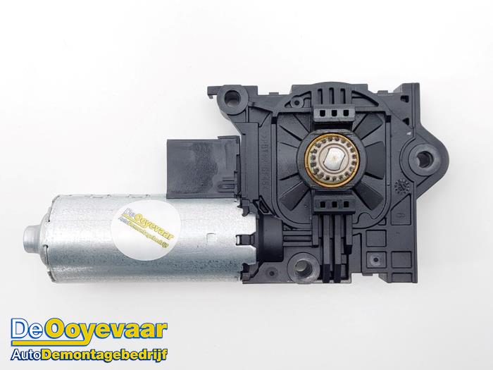 Sunroof motor from a Lynk & Co 01 1.5 PHEV 2022