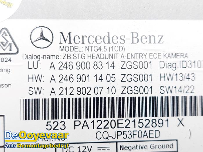 Navigation system from a Mercedes-Benz GLA (156.9) 1.6 200 16V 2015