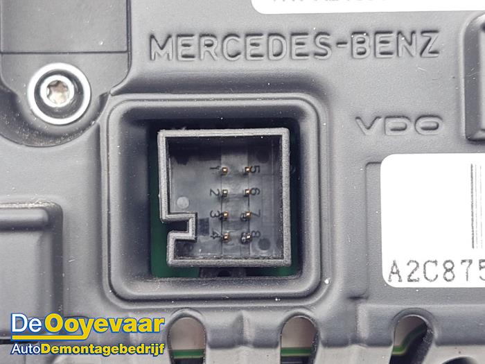 Display Multi Media control unit from a Mercedes-Benz GLA (156.9) 1.6 200 16V 2015
