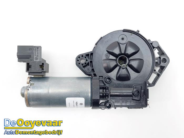 Sunroof motor from a Mercedes-Benz GLA (156.9) 1.6 200 16V 2015