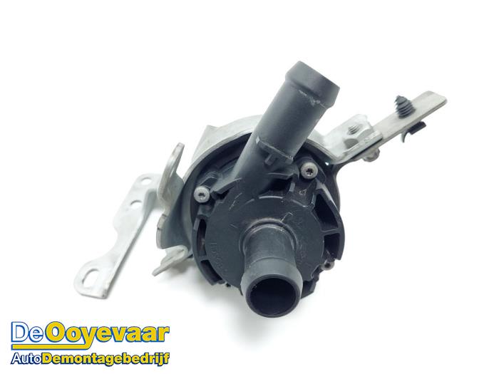 Additional water pump from a Mercedes-Benz GLA (156.9) 1.6 200 16V 2015