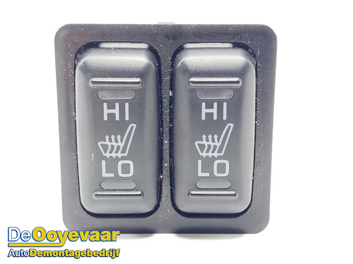 Seat heating switch from a Mitsubishi Outlander (GF/GG) 2.0 16V PHEV 4x4 2015