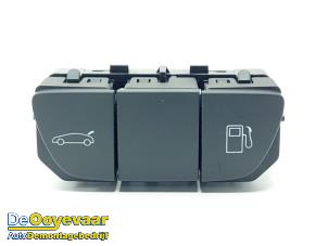 Używane Przelacznik pokrywy bagaznika Peugeot 508 SW (8E/8U) 1.6 HDiF 16V Cena € 14,99 Procedura marży oferowane przez Autodemontagebedrijf De Ooyevaar