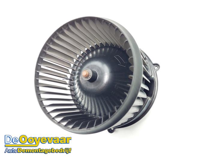 Heating and ventilation fan motor from a MINI Countryman (F60) 1.5 TwinPower Turbo 12V Cooper SE ALL4 2022