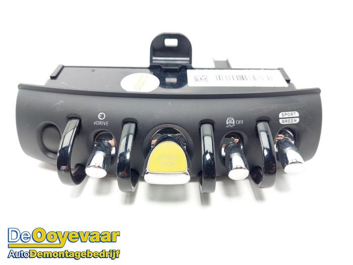 Usagé Commande start/stop Mini Countryman (F60) 1.5 TwinPower Turbo 12V Cooper SE ALL4 Prix € 79,99 Règlement à la marge proposé par Autodemontagebedrijf De Ooyevaar