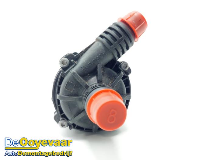 Begagnade Extra vattenpump Mini Countryman (F60) 1.5 TwinPower Turbo 12V Cooper SE ALL4 Pris € 49,99 Marginaltabell erbjuds av Autodemontagebedrijf De Ooyevaar