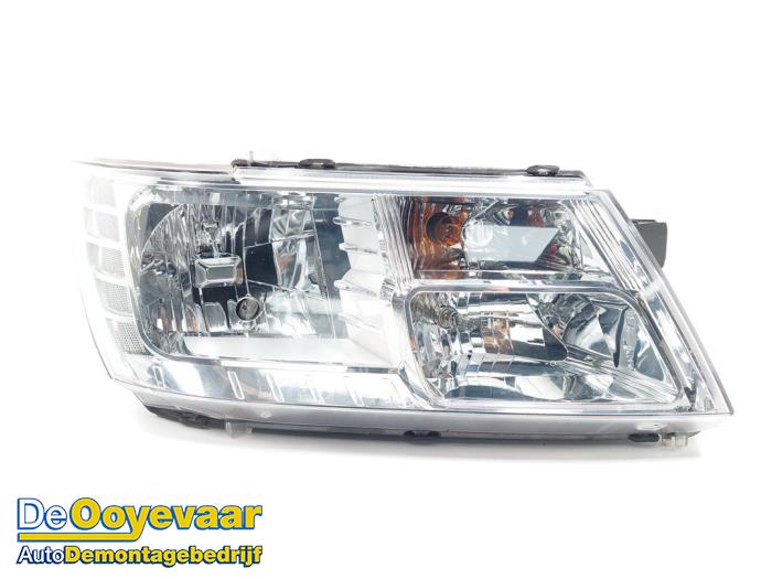 Używane Reflektor prawy Dodge Journey 2.0 CRD 16V Cena € 49,99 Procedura marży oferowane przez Autodemontagebedrijf De Ooyevaar