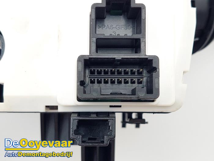 Interruptor combinado columna de dirección de un Renault Megane IV Estate (RFBK) 1.5 Energy dCi 110 2018