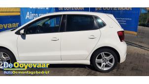 Używane Drzwi lewe tylne wersja 4-drzwiowa Volkswagen Polo V (6R) 1.2 TDI 12V BlueMotion Cena € 224,99 Procedura marży oferowane przez Autodemontagebedrijf De Ooyevaar