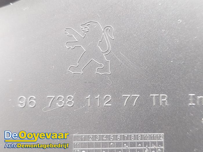 Schowek w desce rozdzielczej z Peugeot 208 I (CA/CC/CK/CL) 1.2 Vti 12V PureTech 82 2016
