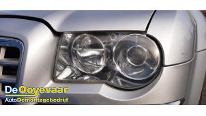 Used Headlight, left Chrysler 300 C Touring 2.7 V6 24V Price € 174,99 Margin scheme offered by Autodemontagebedrijf De Ooyevaar