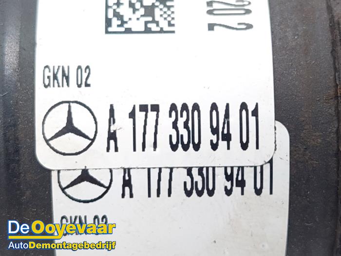 Arbre de transmission avant gauche d'un Mercedes-AMG A-Klasse AMG (177.0) 2.0 A-35 AMG Turbo 16V 4Matic 2019