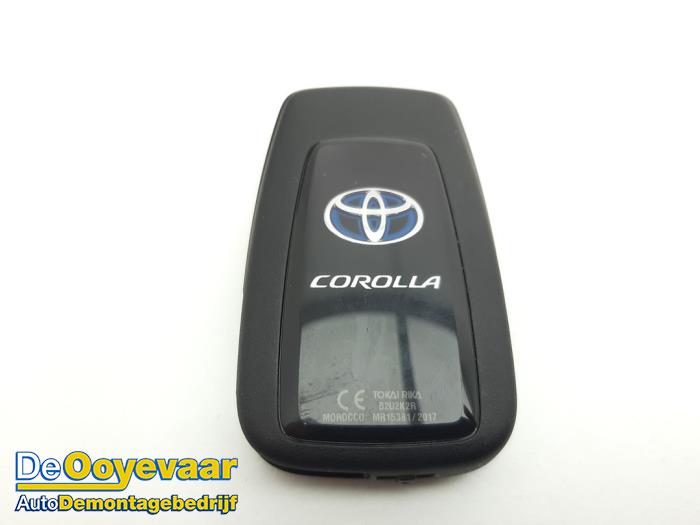 Electronic ignition key from a Toyota Corolla Touring Sport (E21/EH1) 1.8 16V Hybrid 2020