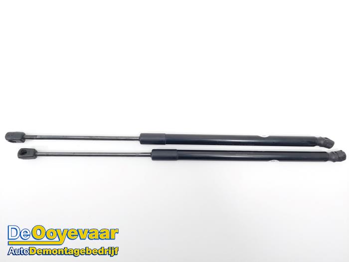 Set of tailgate gas struts from a Toyota Corolla Touring Sport (E21/EH1) 1.8 16V Hybrid 2020