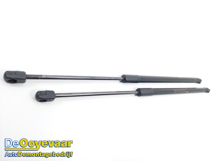 Set of tailgate gas struts from a Toyota Corolla Touring Sport (E21/EH1) 1.8 16V Hybrid 2020