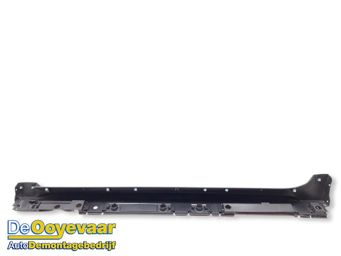 Side skirt, right from a Toyota Corolla Touring Sport (E21/EH1) 1.8 16V Hybrid 2020