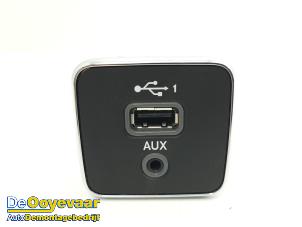 Używane Zlacze AUX/USB Jeep Compass (MP) 1.3 4XE 240 16V 4x4 Cena € 79,99 Procedura marży oferowane przez Autodemontagebedrijf De Ooyevaar