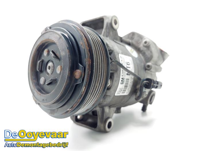 Usagé Compresseur de clim Chevrolet Cruze (300) 1.8 16V VVT Prix € 175,00 Règlement à la marge proposé par Autodemontagebedrijf De Ooyevaar