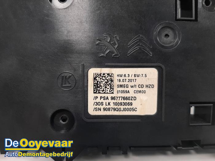 Unidad de control multimedia de un Peugeot 308 (L3/L8/LB/LH/LP) 1.2 12V e-THP PureTech 110 2015
