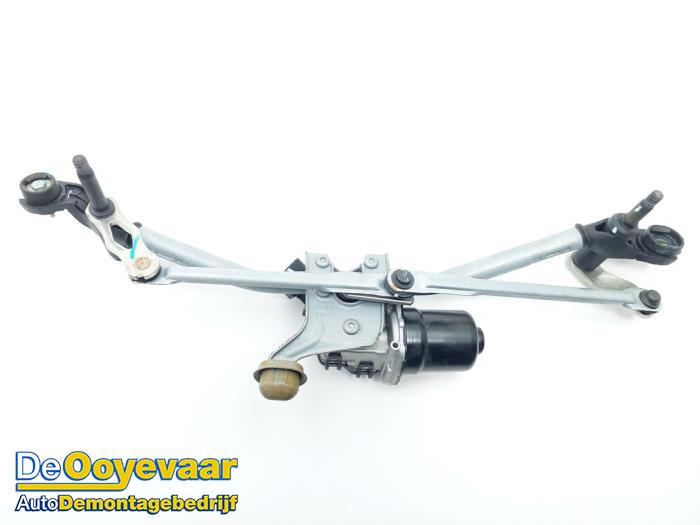 Wiper motor + mechanism from a Peugeot 208 II (UB/UH/UP) 1.2 Vti 12V PureTech 75 2021