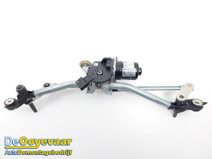 Wiper motor + mechanism from a Peugeot 208 II (UB/UH/UP) 1.2 Vti 12V PureTech 75 2021