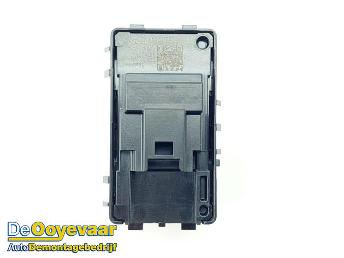 Tailgate switch from a Mercedes-Benz GLA (H247) 1.3 180 Turbo 16V 2021
