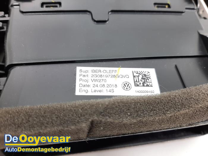 Rejilla de aire de salpicadero de un Volkswagen Polo VI (AW1) 1.0 TSI 12V 2018