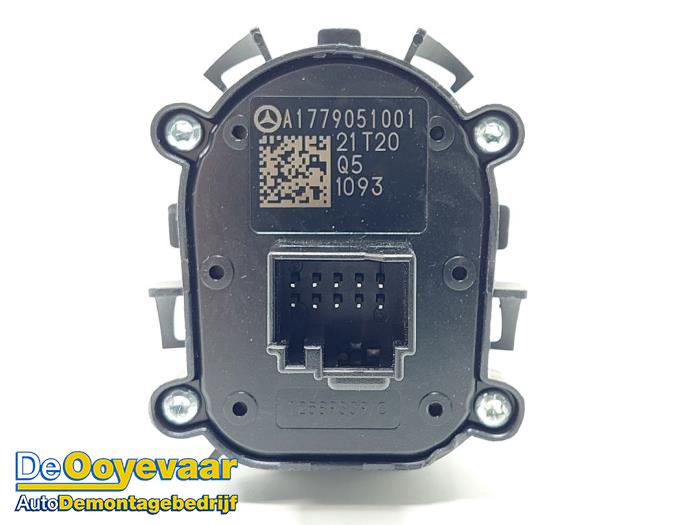 Start/stop switch from a Mercedes-Benz GLA (H247) 1.3 180 Turbo 16V 2021