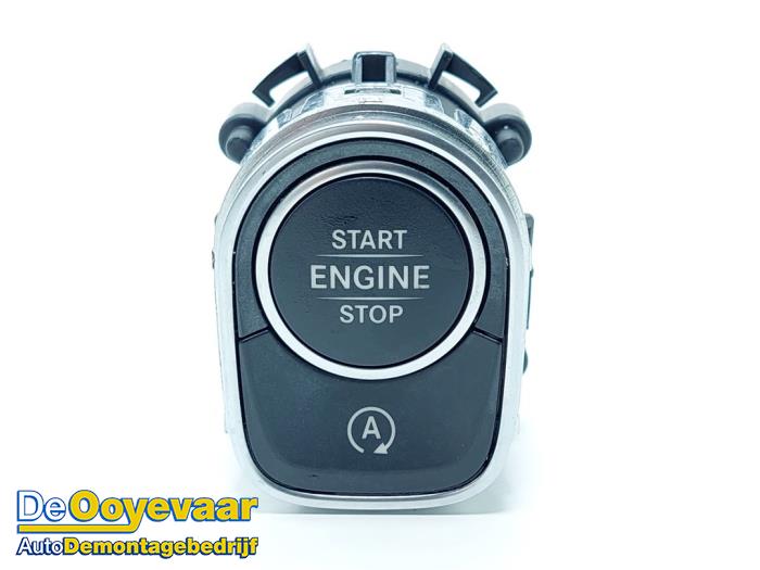 Start/stop switch from a Mercedes-Benz GLA (H247) 1.3 180 Turbo 16V 2021